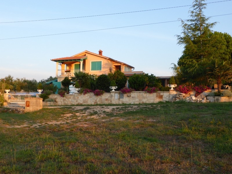 Maison sur terrain en pente avec jardin méditerranéen