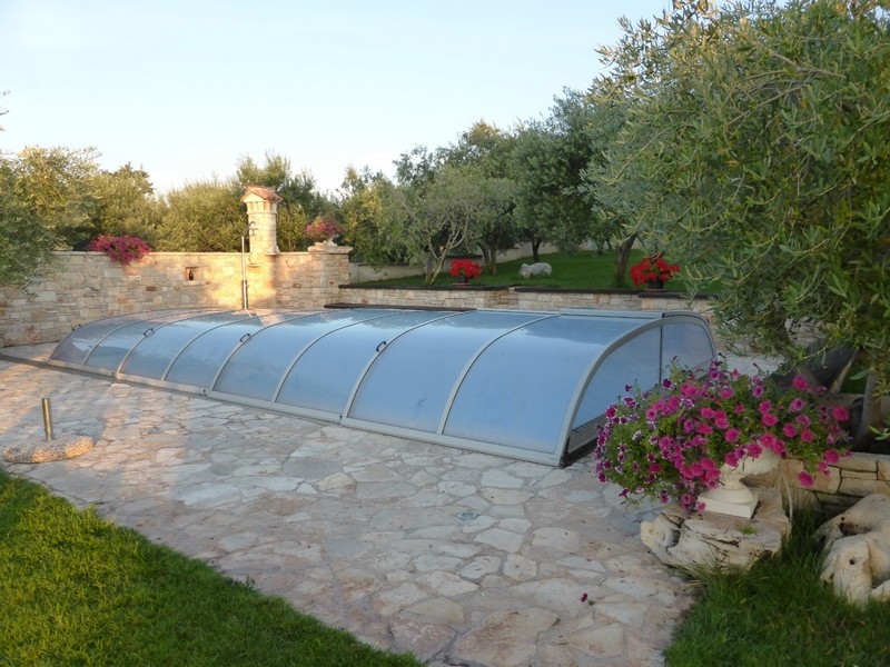 Piscine avec couverture et fleurs