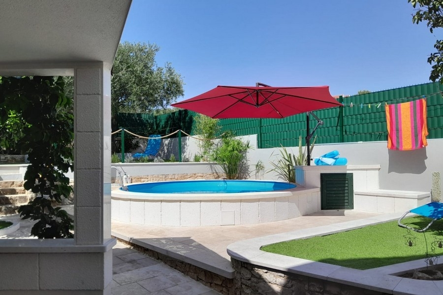 Piscine avec terrasse couverte