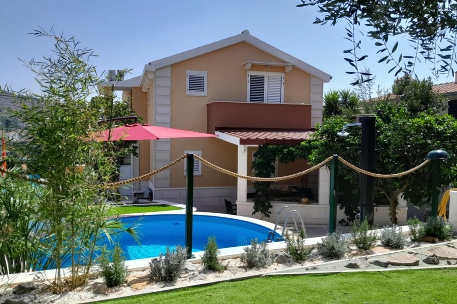 Maison méditerranéenne avec piscine en Croatie