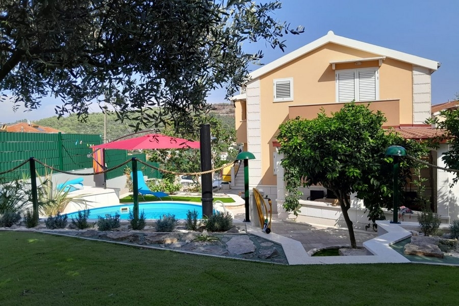 Espace piscine avec jardin méditerranéen