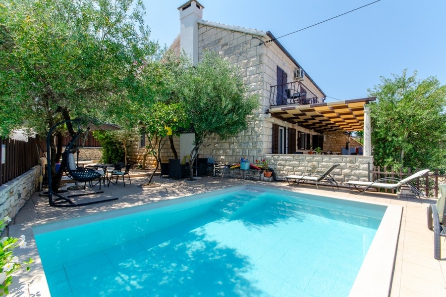 Maison en pierre avec piscine et terrasse à Sutivan