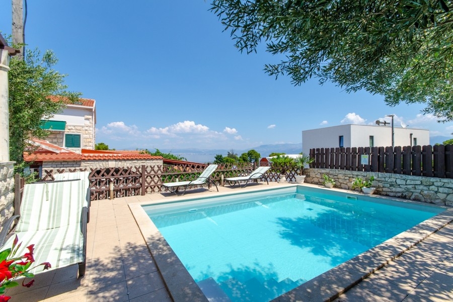 Piscine avec vue mer sur l'île de Brac