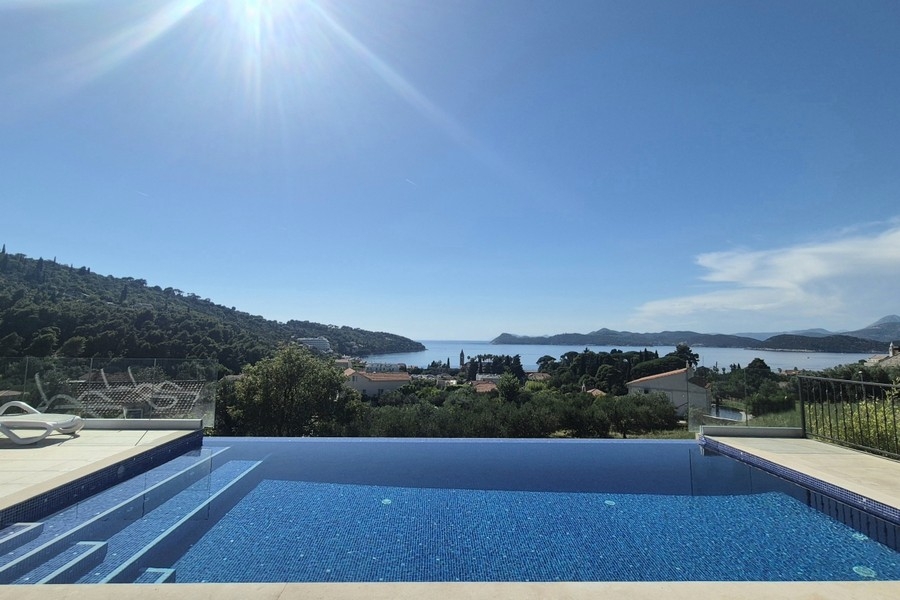 Piscine à débordement avec vue sur la mer