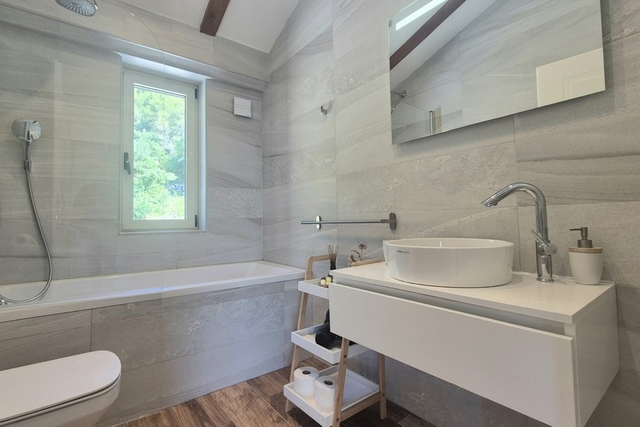 Salle de bains avec baignoire et vasque