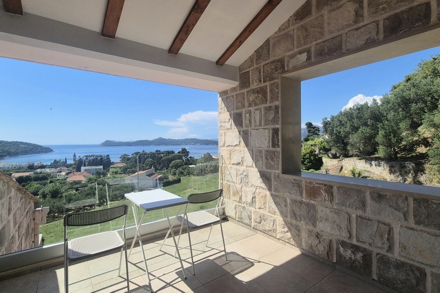 Terrasse couverte avec vue mer en Croatie
