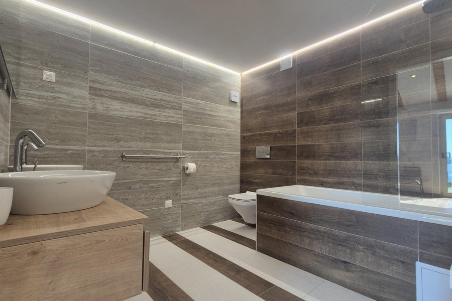 Salle de bains moderne avec baignoire