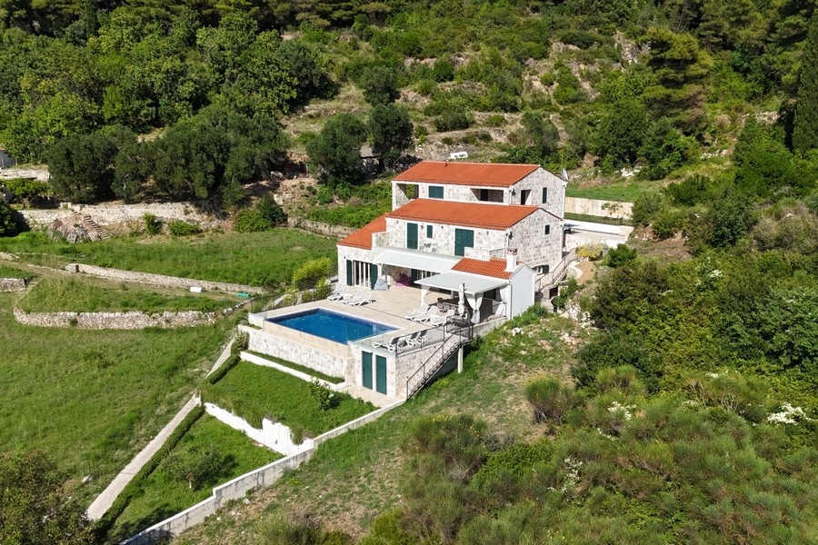Vue aérienne d'une villa avec piscine sur l'île de Lopud en Croatie