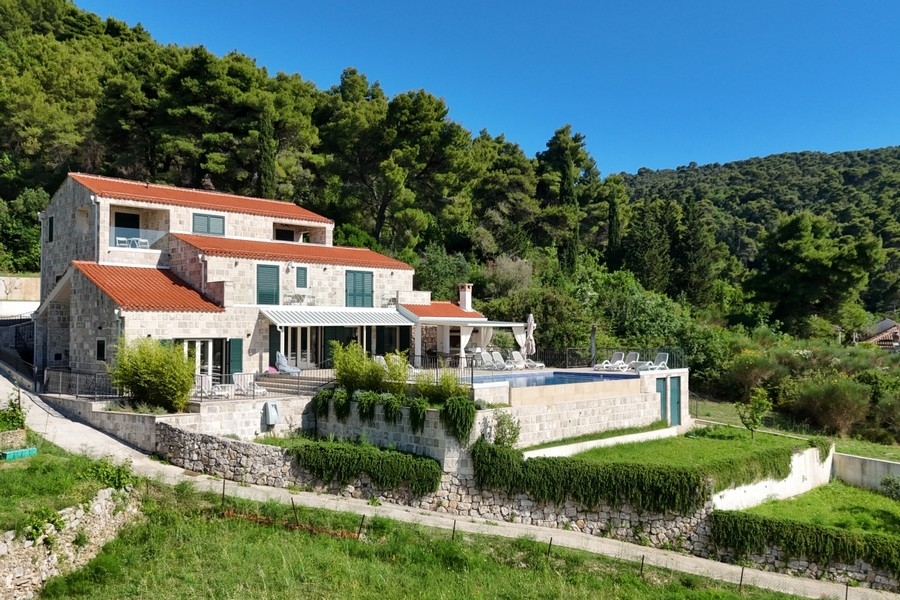 Villa à façade en pierre, jardin et piscine