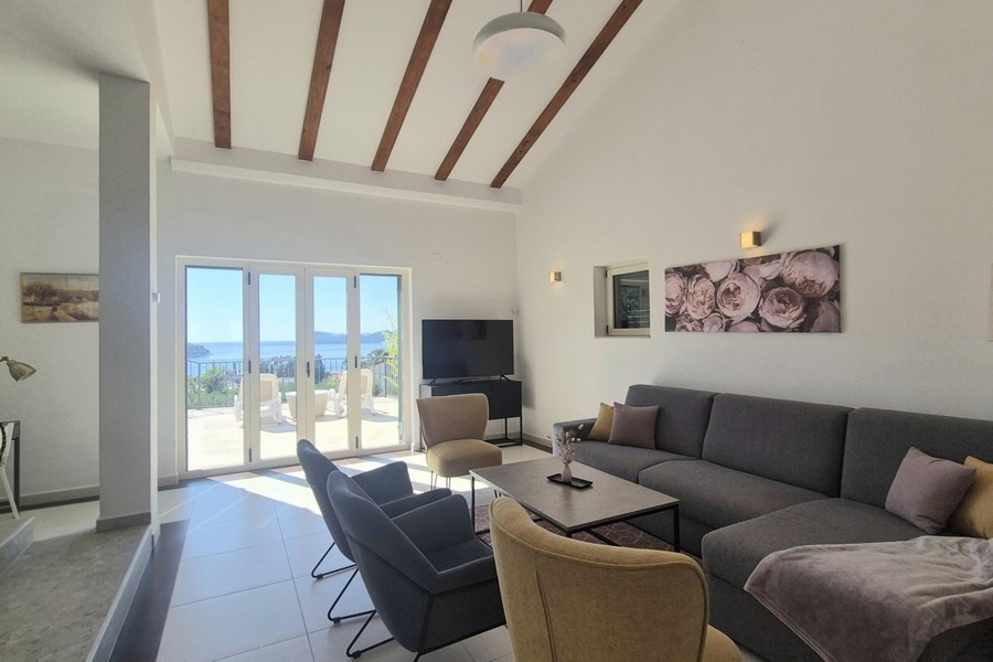 Salon avec canapé et vue mer