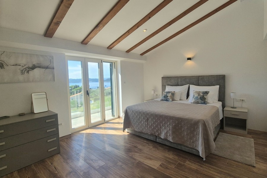 Chambre avec lit double et accès à la terrasse