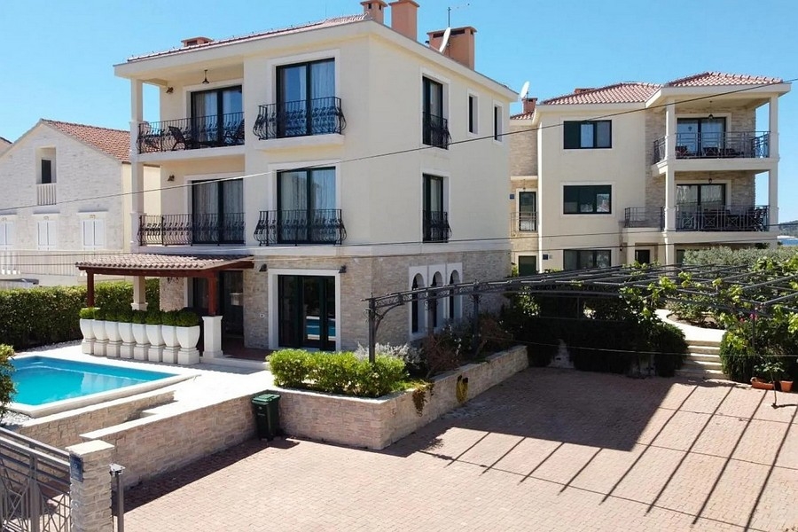 Deux villas avec piscine et terrasse à Rogoznica en Croatie