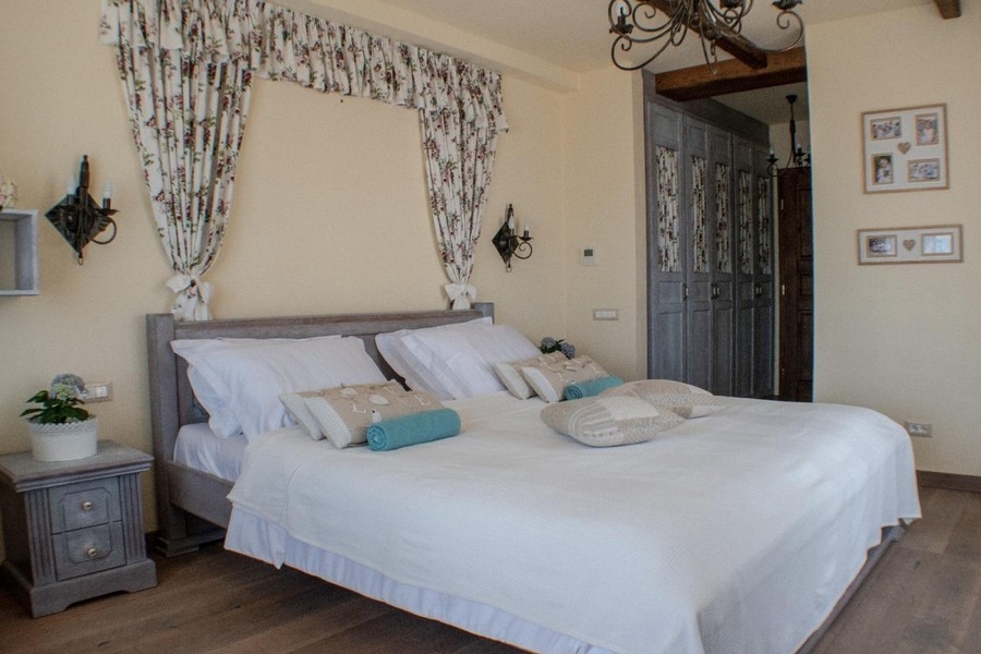 Chambre avec lit double et fenêtre