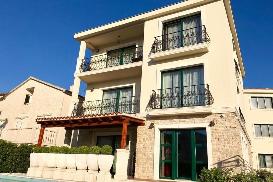 Villa moderne avec balcons et pergola
