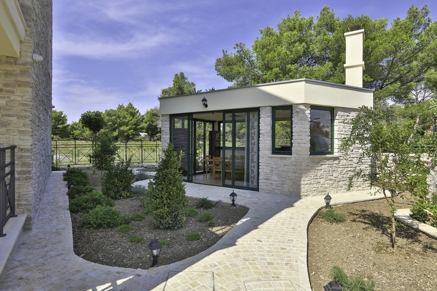 Annexe moderne dans un jardin soigné