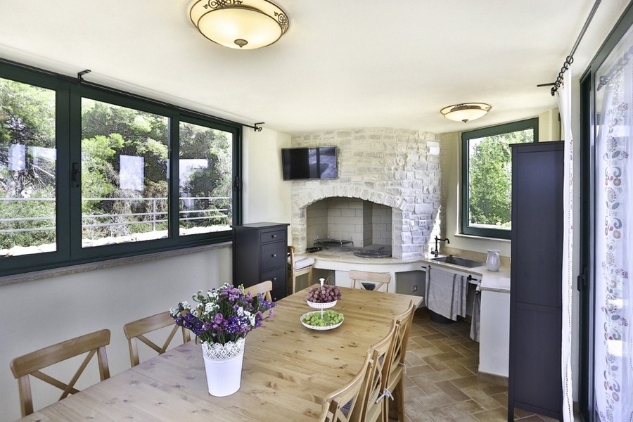 Salon avec cheminée et grandes fenêtres