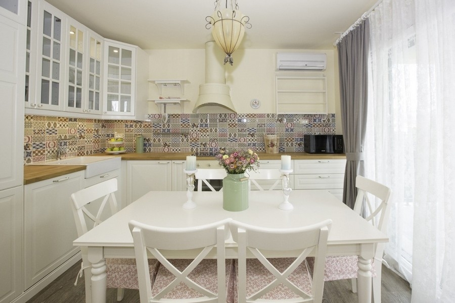 Cuisine blanche classique avec table