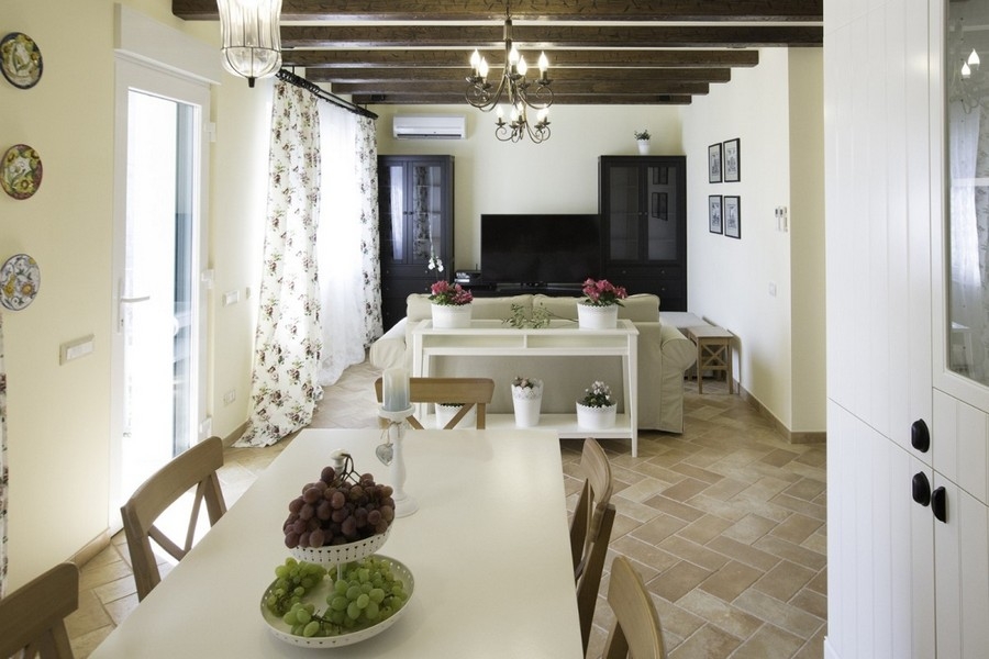 Séjour clair avec plafond à poutres en bois en Croatie