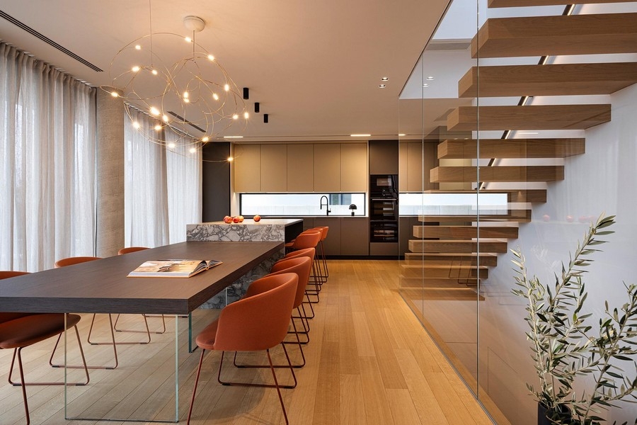 Coin repas avec cuisine et escalier