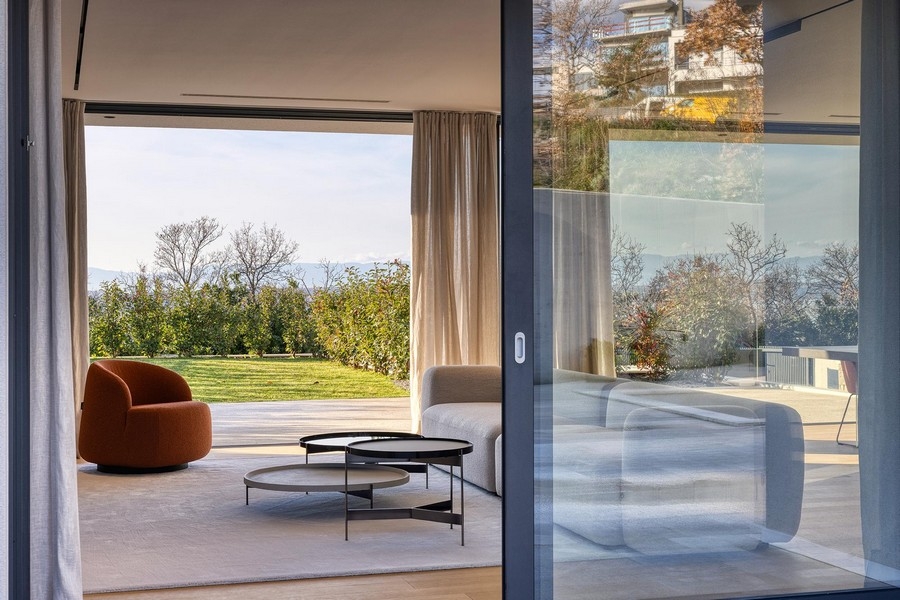 Porte coulissante vitrée avec vue sur le jardin