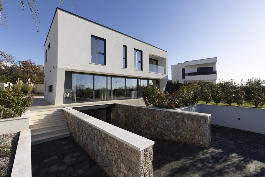 Vue extérieure de la villa avec mur en pierre naturelle