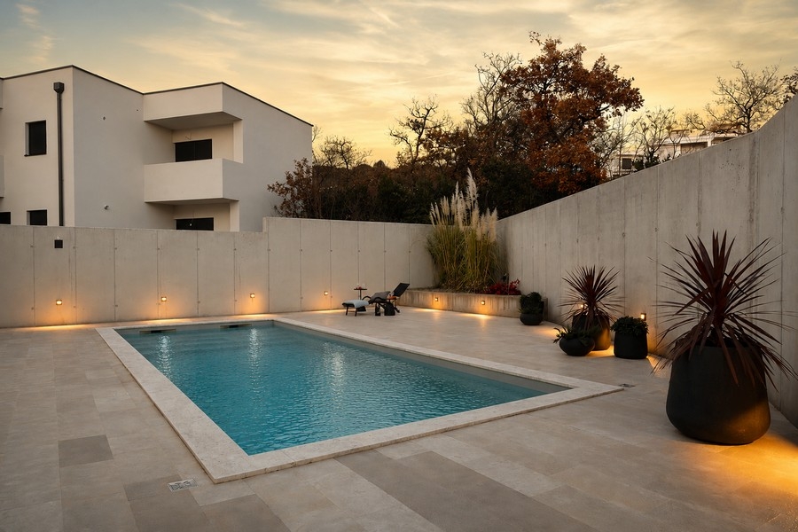 Piscine éclairée le soir