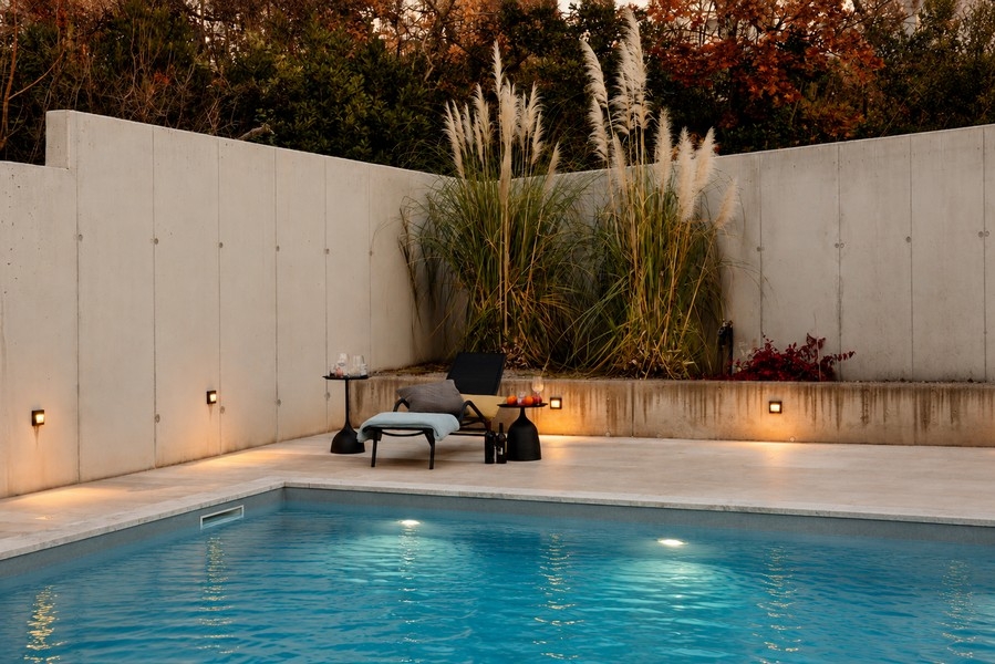 Espace piscine avec bain de soleil
