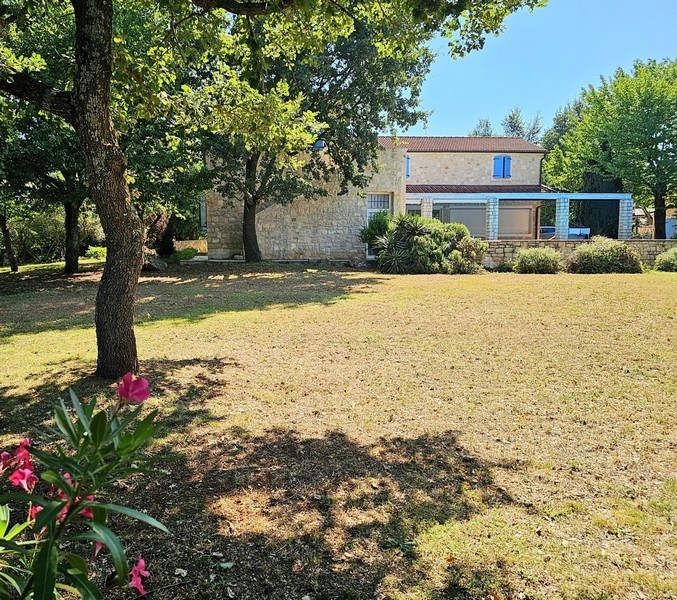 Jardin avec arbres anciens devant la maison