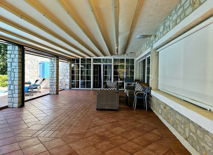 Terrasse couverte avec coin salon