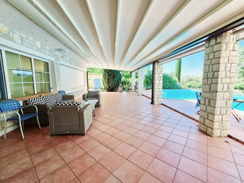 Terrasse avec mobilier lounge et vue sur la piscine en Croatie