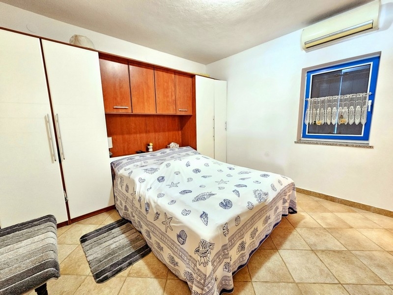 Chambre avec lit double et climatisation