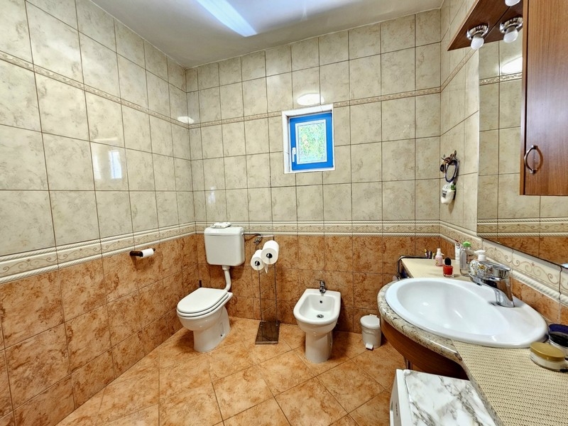 Salle de bains avec WC et bidet