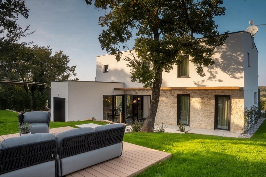 Villa à façade en pierre et lounge sur terrasse en bois