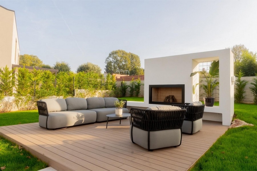 Espace lounge avec cheminée d'extérieur