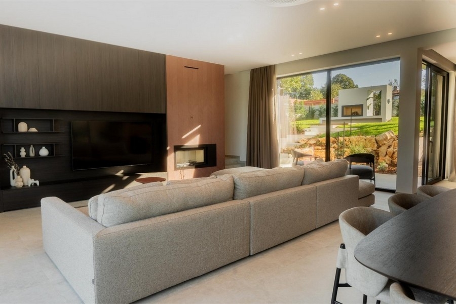 Salon avec cheminée et meuble TV