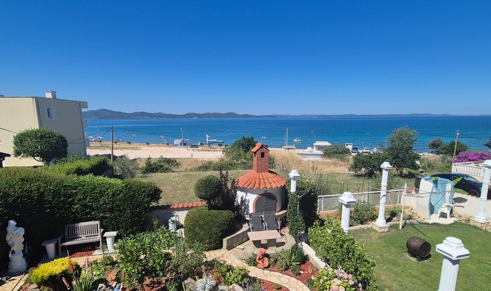 Vue sur la plage et la mer par-dessus le jardin