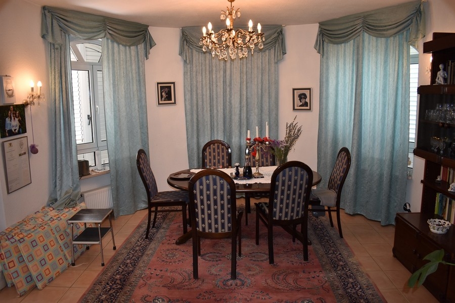 Pièce avec table ronde et lustre