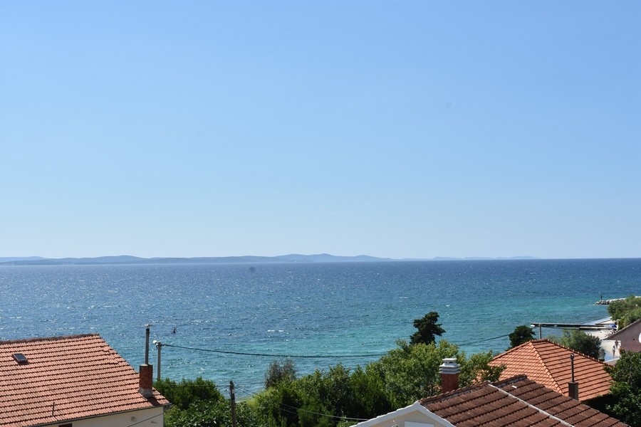 Vue mer par-dessus les toits en Croatie
