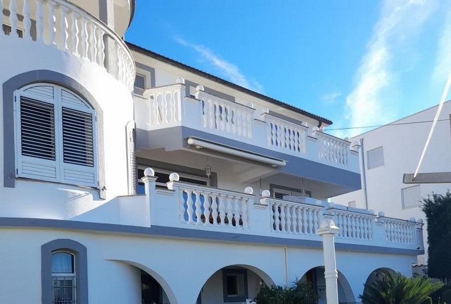 Façade avec balcons et balustrades