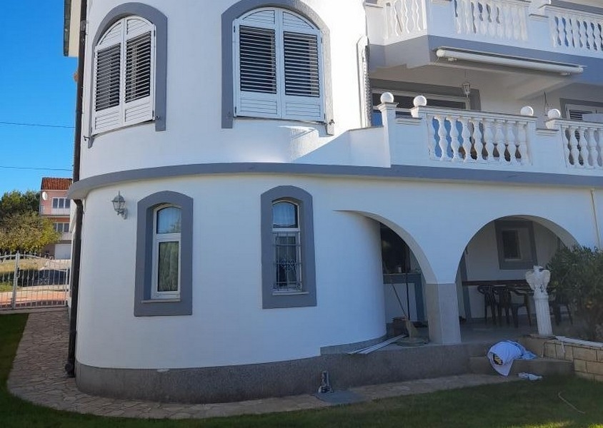 Façade de la maison avec terrasse couverte
