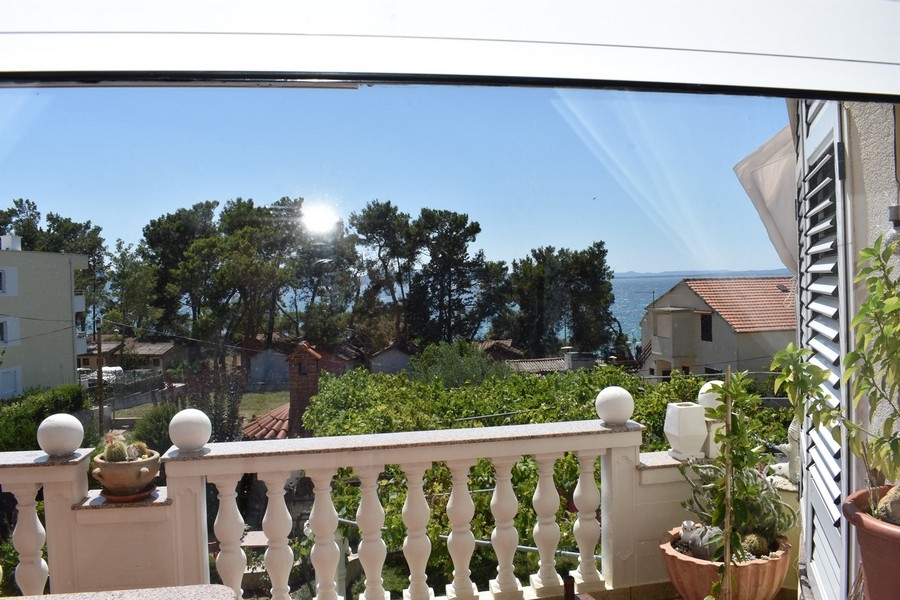 Balcon avec vue mer à Zadar Diklo