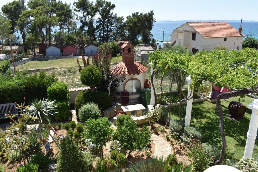Jardin avec pavillon grill et vue sur la mer