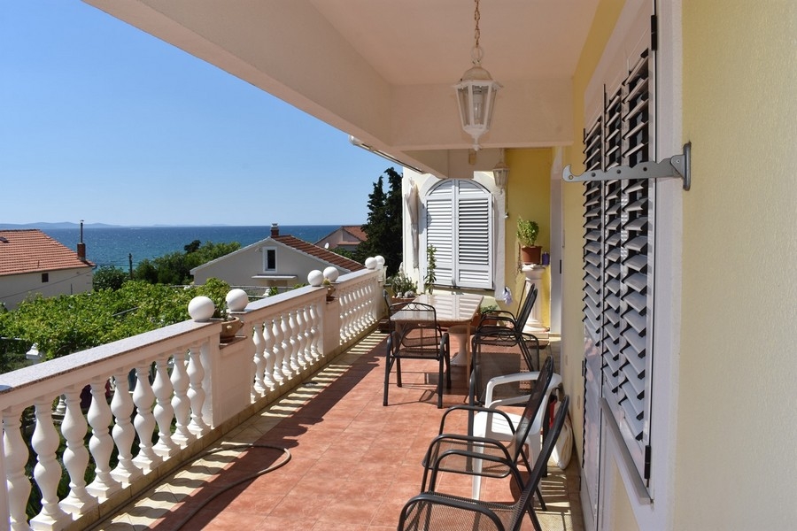 Terrasse couverte avec coin salon et vue mer
