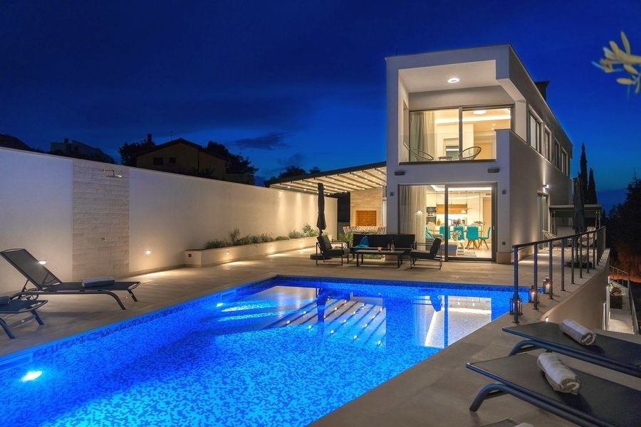 Villa moderne avec piscine éclairée le soir sur Brac