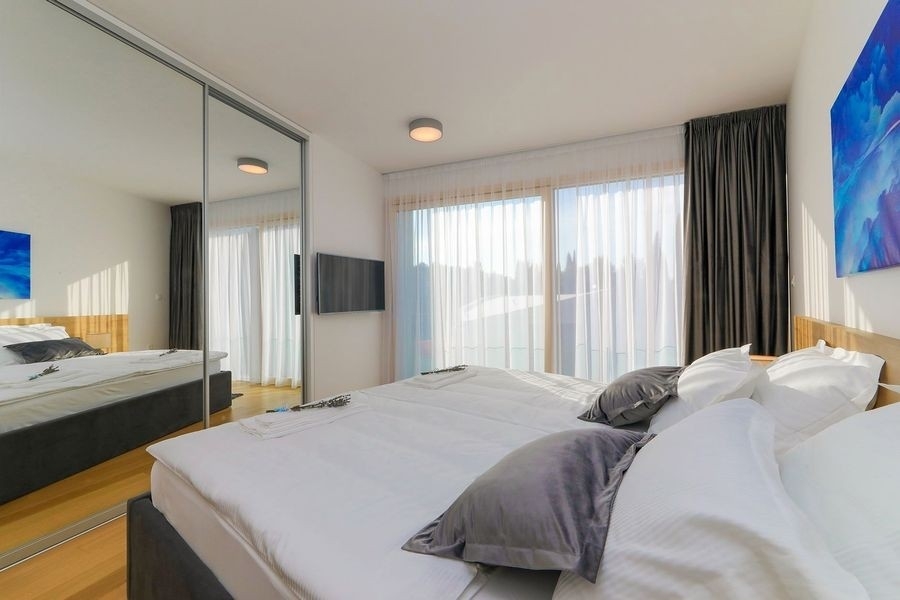 Chambre avec lit double dans la villa Croatie