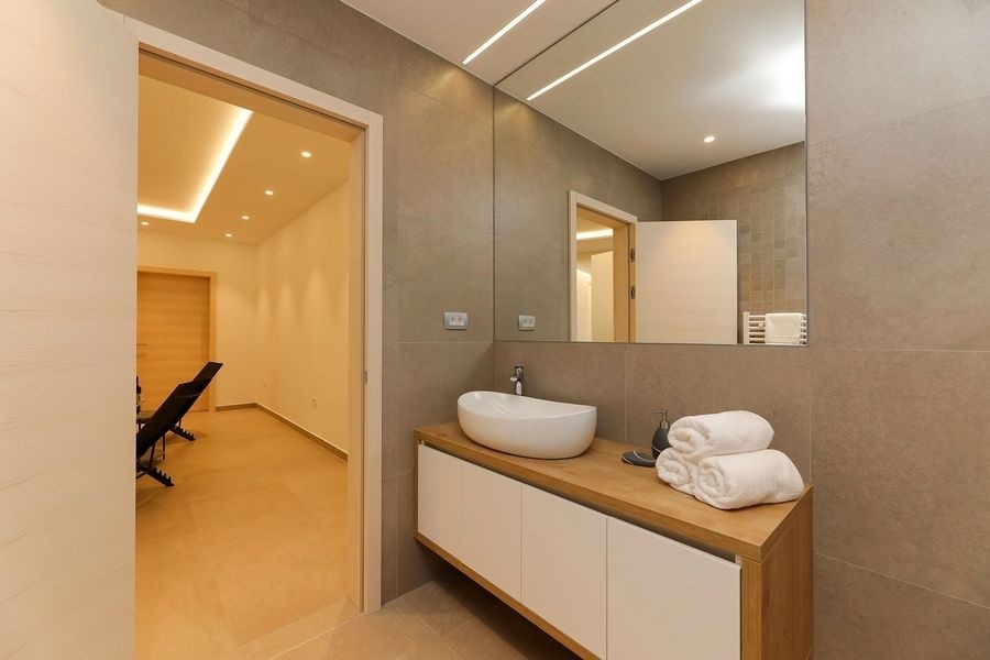 Salle de bains avec meuble vasque et grand miroir
