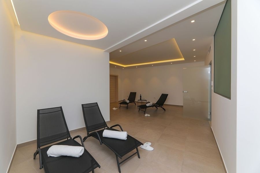 Espace bien-être avec transats dans la villa