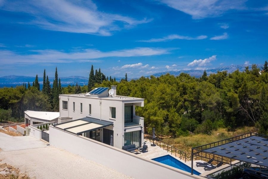 Vue aérienne de la villa avec vue mer sur Brac Croatie