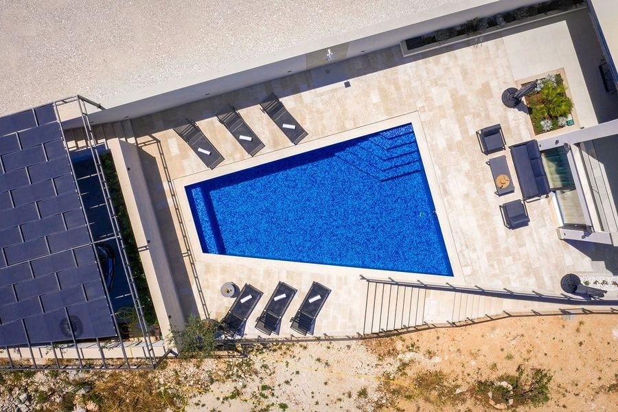 Vue aérienne de la piscine et de la terrasse solarium de la villa