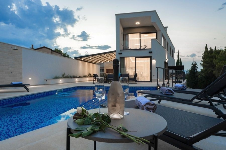 Terrasse de la piscine avec bains de soleil le soir